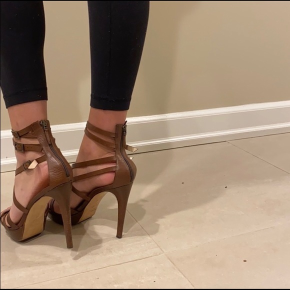 💯 Authentic Fendi brown leather heels!!! 🔥🔥🔥 - Picture 3 of 10
